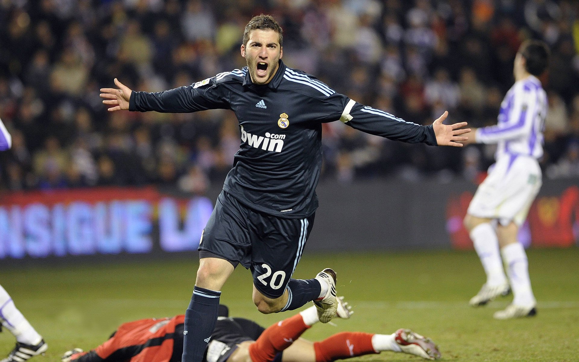 亚冠联赛激战正酣 中超球队逆境突围显韧性